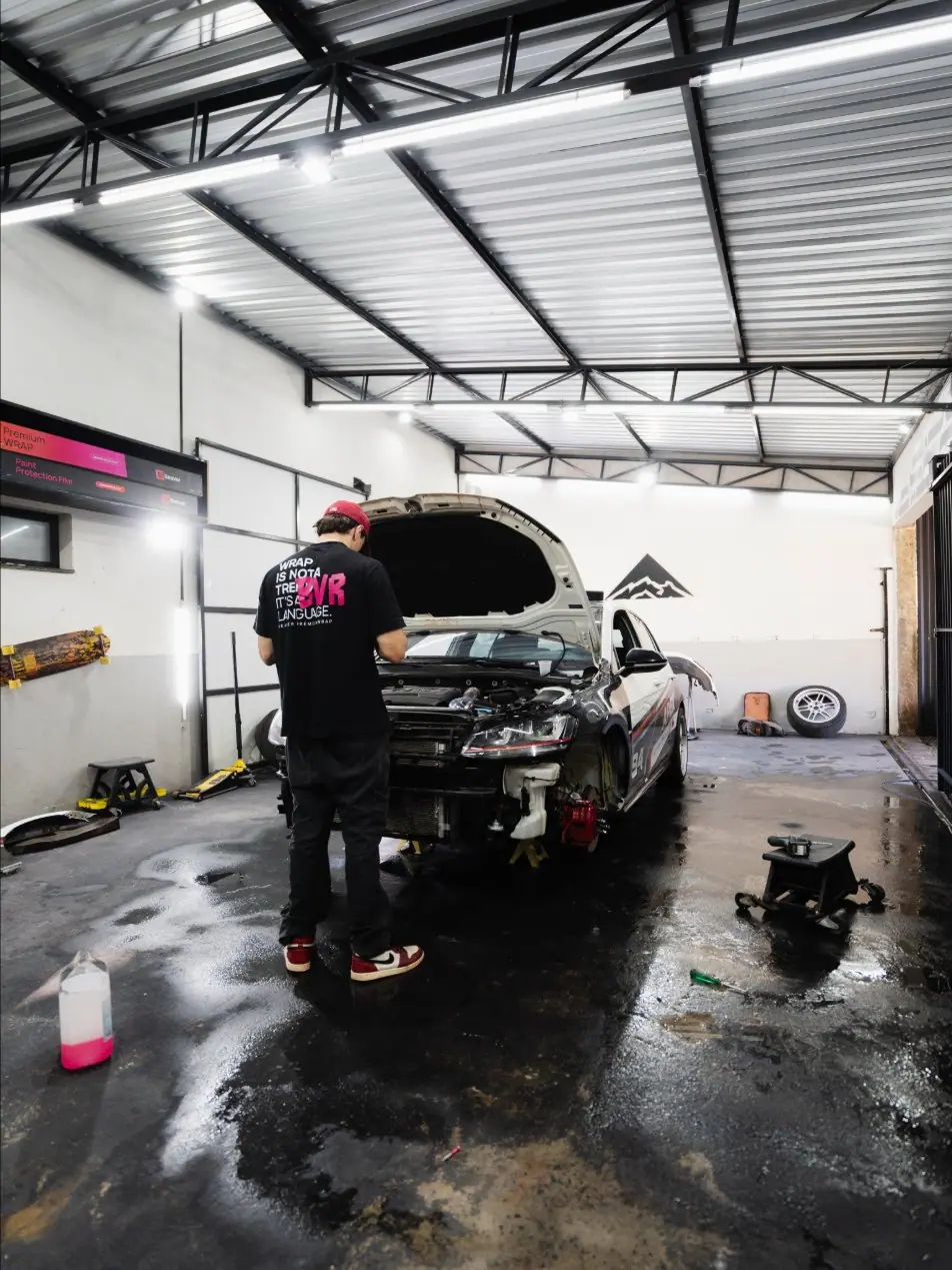 Oficina APEX: Golf GTI em preparação e o símbolo da montanha na parede