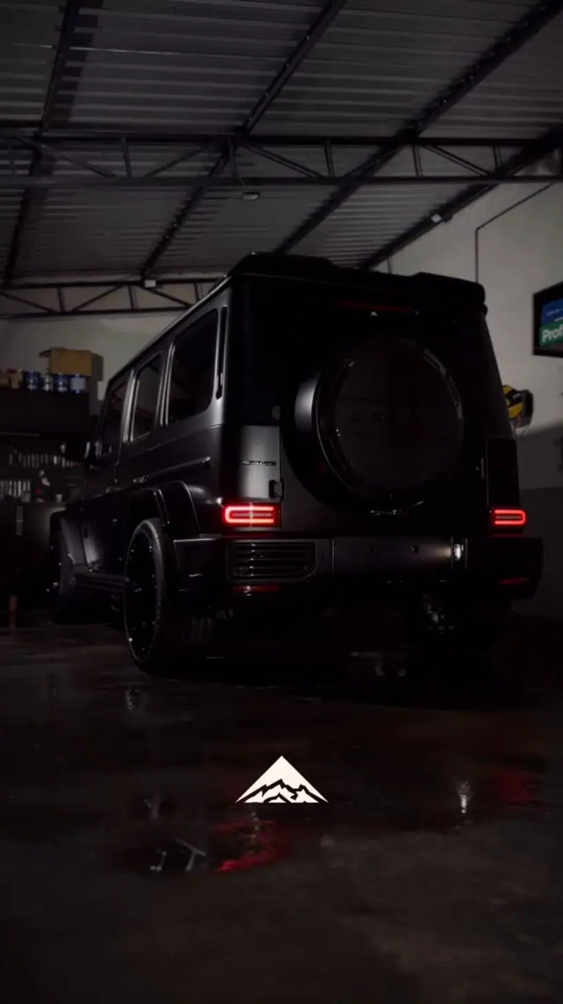 Mercedes-AMG G63 all matte black na oficina