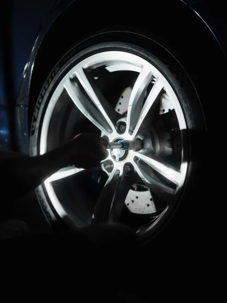 Roda BMW com acabamento brushed iluminada na penumbra
