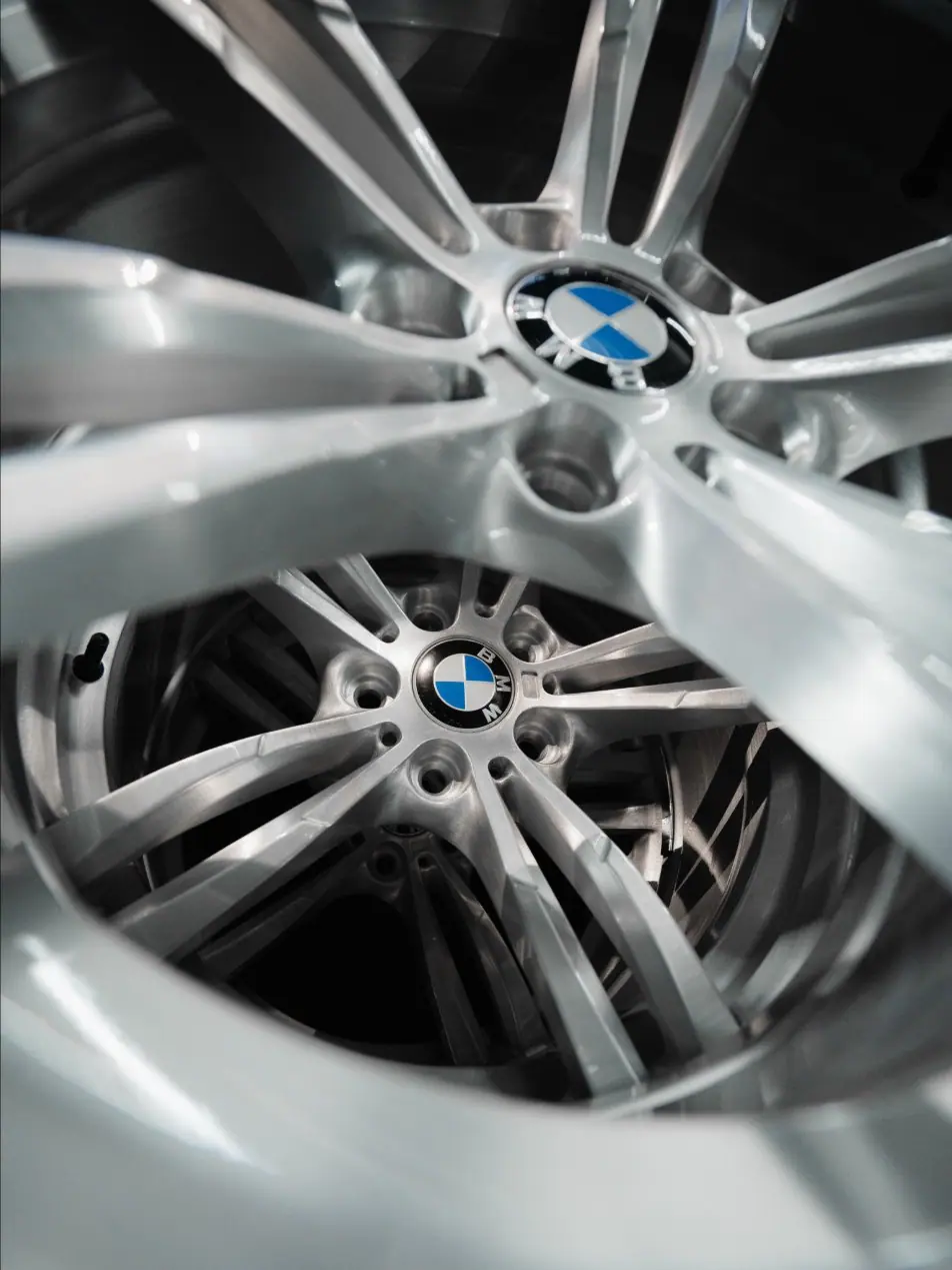 Close das rodas BMW com acabamento escovado