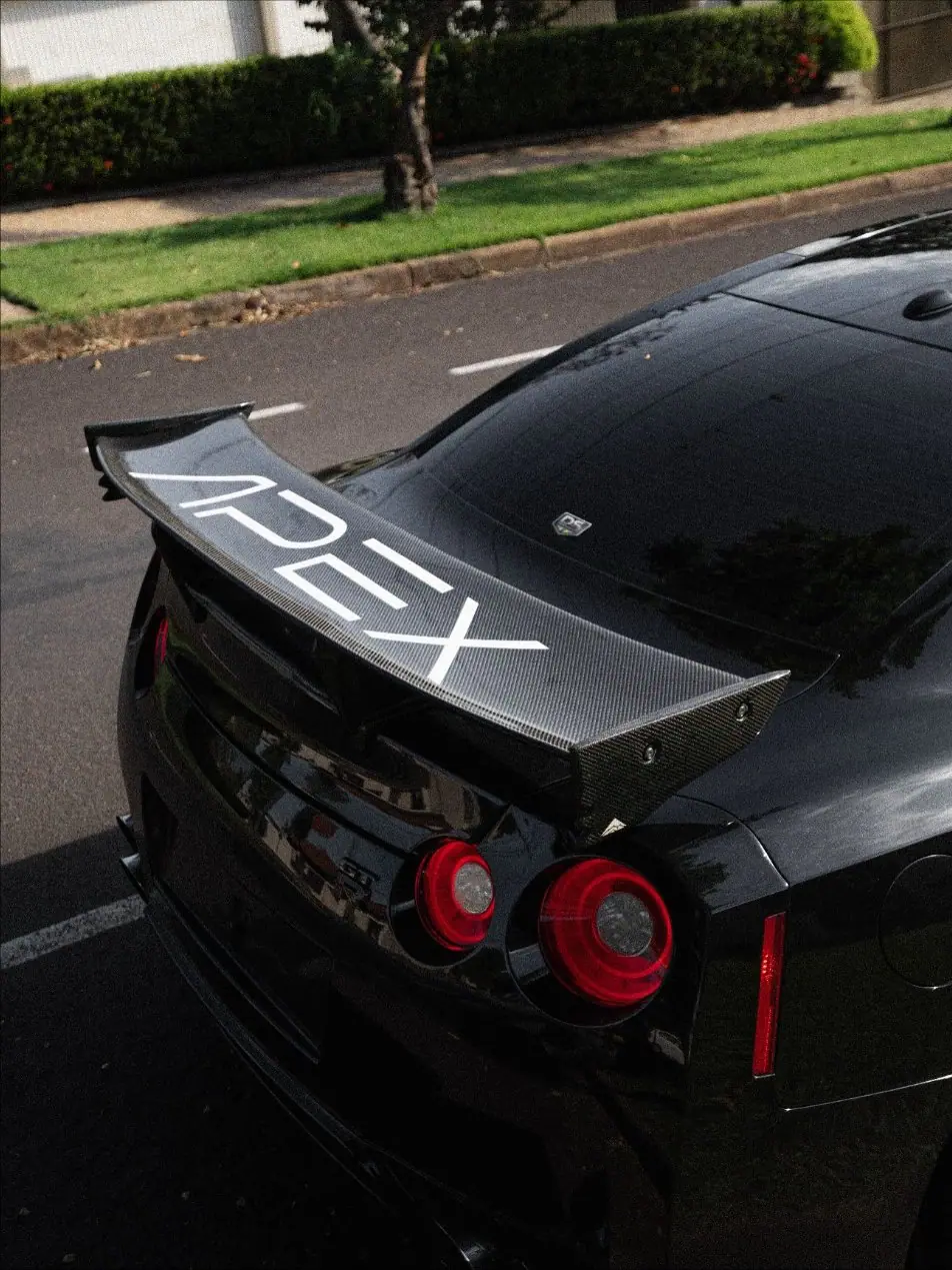 Aerofólio em fibra de carbono com wordmark APEX em um Nissan GT-R R35