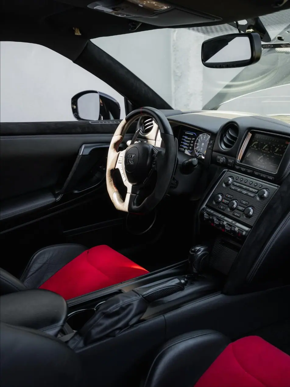 Interior de Nissan GT-R com volante revestido em Alcantara e carbono