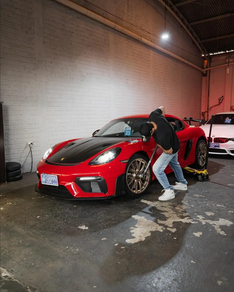 Instalação das rodas douradas no GT4 RS